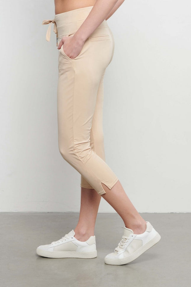 &Co woman Travel broek capri phoenix light sand Stretchshop.nl